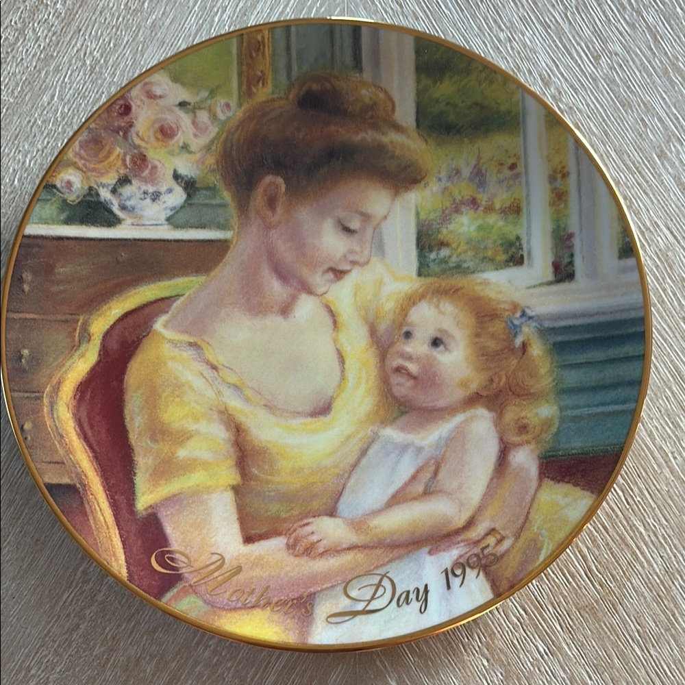 Avon Mother's Day 1995 Decorative Plate